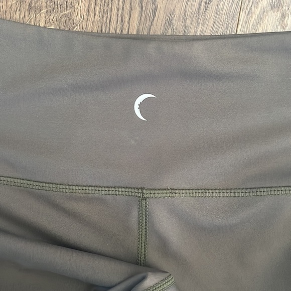 Olive Logo Stripe Light n Tight Hi-Rise Capri 20” - Picture 2 of 3